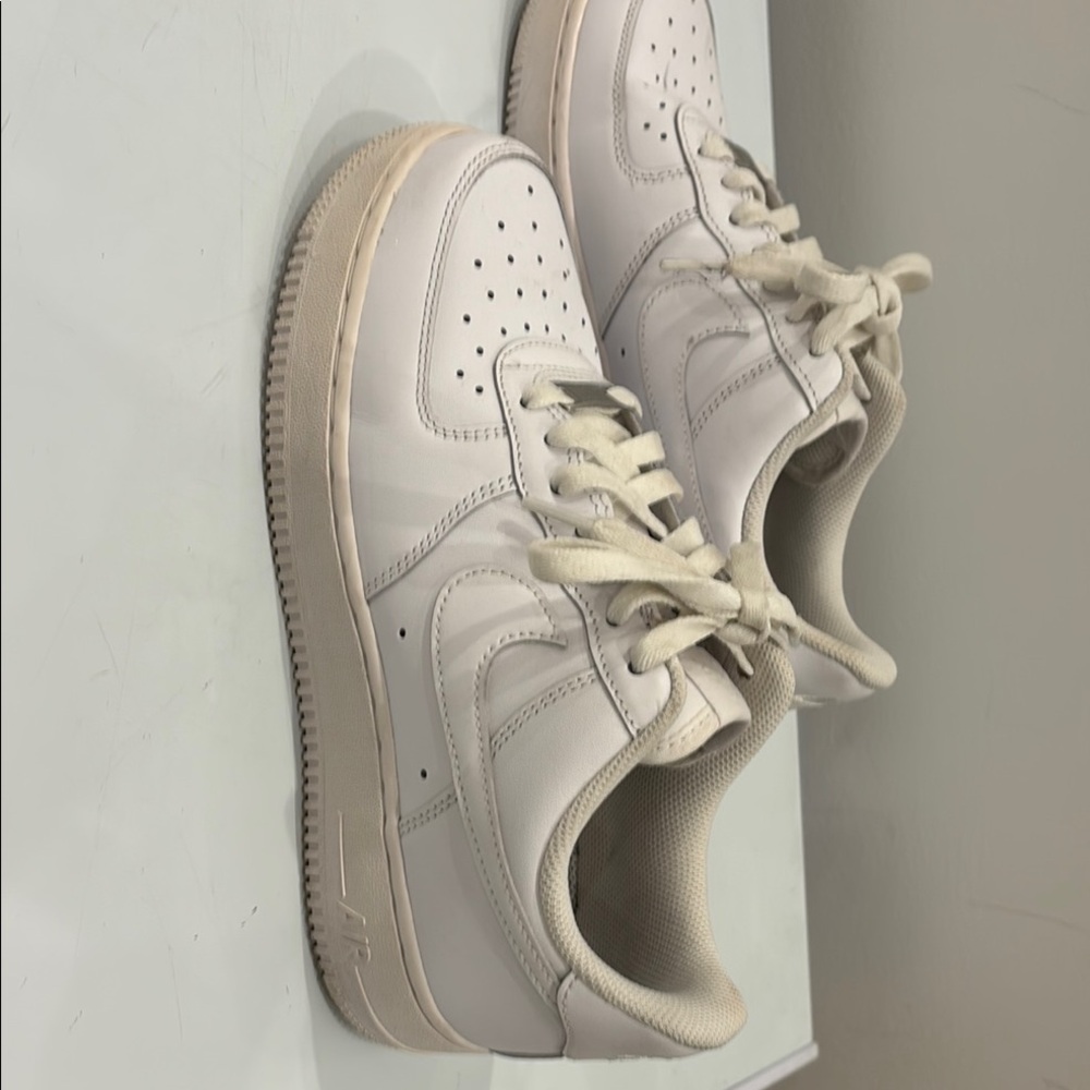 Nike Air Force 1 Women’s Triple White Sneakers 8.5 MINT CONDITION - Picture 4 of 9